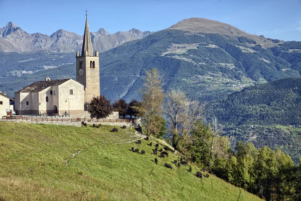 Alte kirche mit blick auf das aostatal, saint-nicolas, italien — Stockfoto