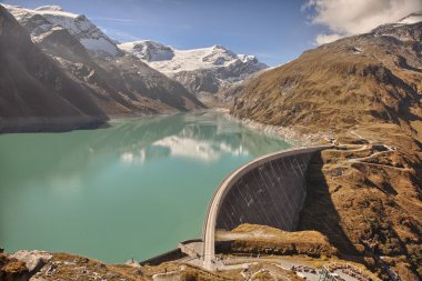 Su depoları - yapay göl Mooserboden, Kaprun - Zell am See, Salzkammergut, Avusturya