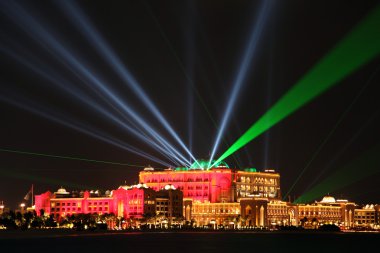 Günbatımı ve lazer göster: Emirates Palace, Abu Dhabi, Birleşik Arap Emirlikleri