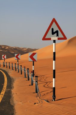 Dolambaçlı yol ve kum tepeleri Liwa vahasında, Birleşik Arap Emirlikleri