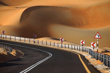Dolambaçlı yol ve kum tepeleri Liwa vahasında, Birleşik Arap Emirlikleri