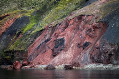Renkli kayalıklar Kuzey Kutbu Svalbard, Norveç