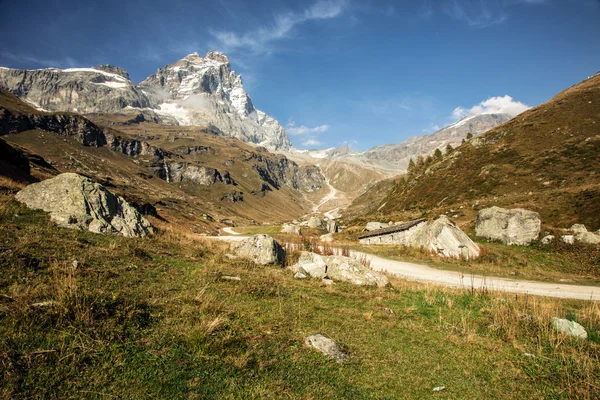 O lado italiano do Matterhorn (Cervino em italiano) visto da cidade de Breuil-Cervinia, região de Aosta, Itália — Fotografia de Stock