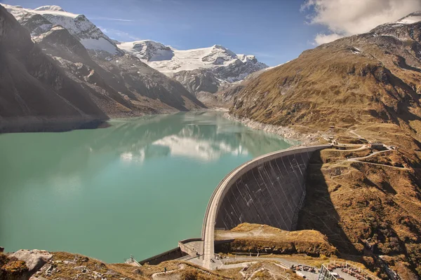 Depósitos de agua - lago artificial Mooserboden, Kaprun - Zell am See, Salzkammergut, Austria — Foto de Stock