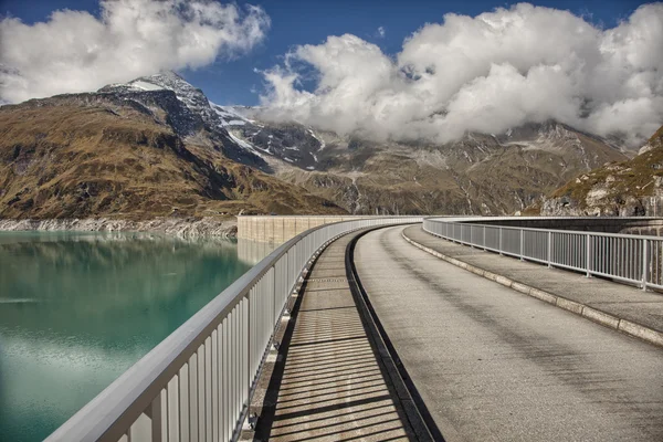 Reservatórios de água - lago artificial Mooserboden, Kaprun - Zell am See, Salzkammergut, Áustria — Fotografia de Stock