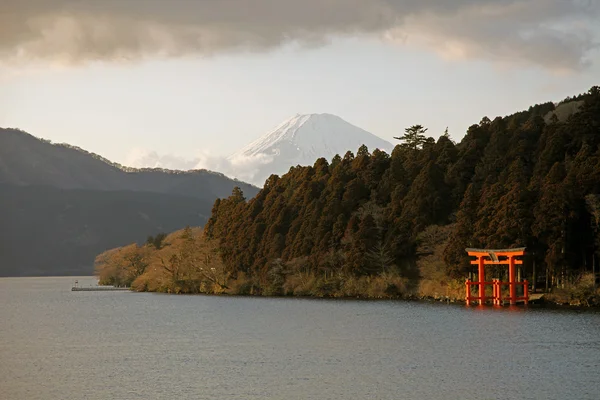 Snocapped Mount Fuji Hakone gölden, Japonca Tapınak, Japonya görüntülendi