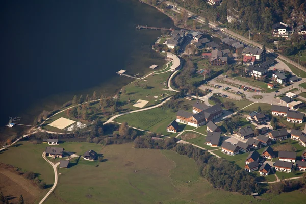 Letecký pohled na Obertraun a Hallstatt jezero, Salzkammergut, Rakousko — Stock fotografie