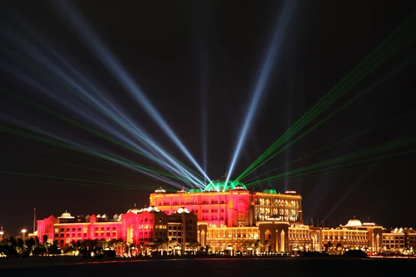 日落和激光显示阿拉伯联合酋长国的阿布扎比酋长国宫 — 图库照片