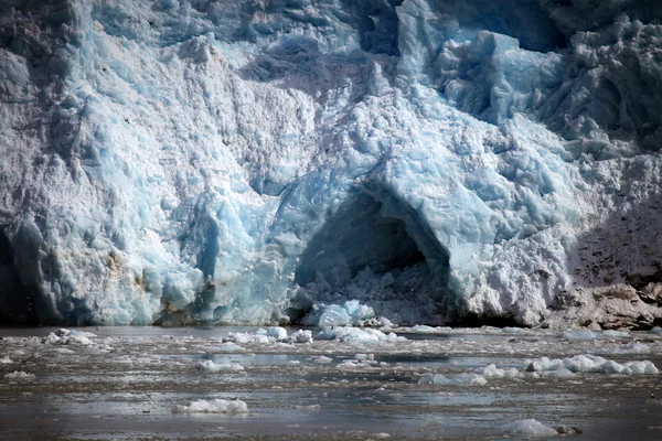 Es biru terlihat di depan gletser di Svalbard, Norwegia — Stok Foto