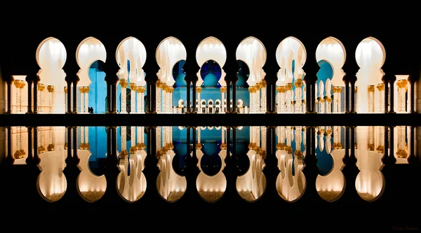 Reflexões de água das colunas da mesquita Zayed, Abu Dhabi, Emirados Árabes Unidos — Fotografia de Stock