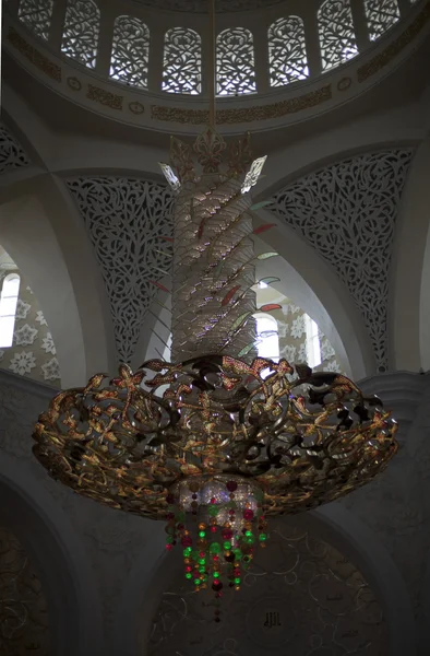 阿拉伯联合酋长国的阿布扎比扎耶德清真寺内吊灯 — 图库照片
