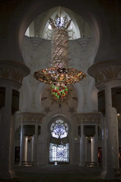 Araña dentro de la mezquita Zayed, Abu Dhabi, Emiratos Árabes Unidos — Foto de Stock