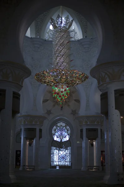 Chandelier inside Zayed mosque, Abu Dhabi, United Arab Emirates — Stock Photo, Image