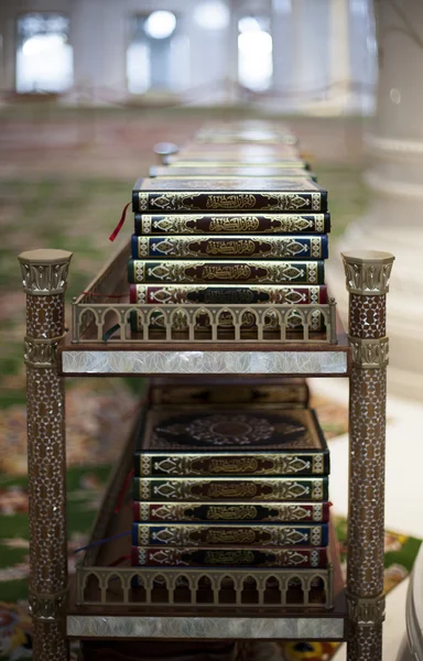 Livros árabes, Alcorão, dentro de uma mesquita — Fotografia de Stock