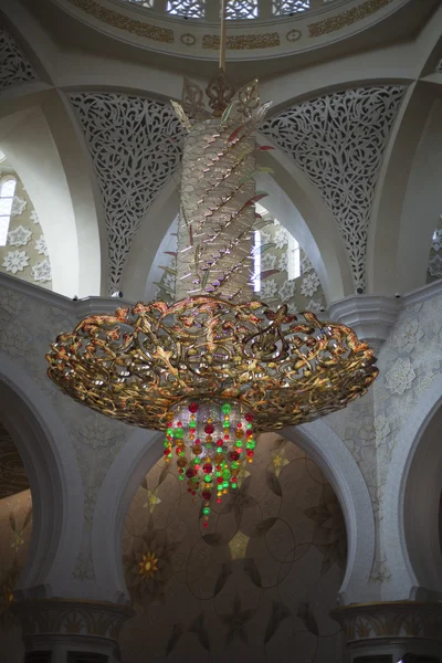 Chandelier inside Zayed mosque, Abu Dhabi, United Arab Emirates — Stock Photo, Image