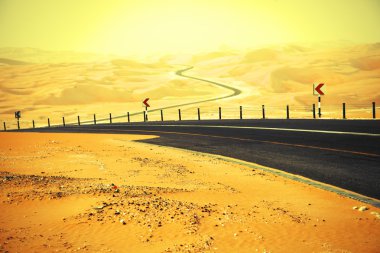 Kum tepeleri Liwa Oasis, Birleşik Arap Emirlikleri üzerinden dolambaçlı siyah asfalt yol