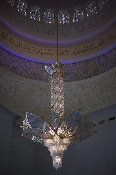 Lustre dentro da mesquita Zayed, Abu Dhabi, Emirados Árabes Unidos — Fotografia de Stock