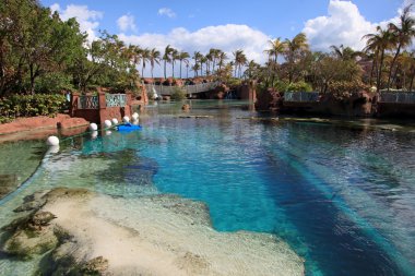Güneş, mavi gökyüzü ve bulutlar Atlantis Hotel, Cennet Adası, Bahama Adaları