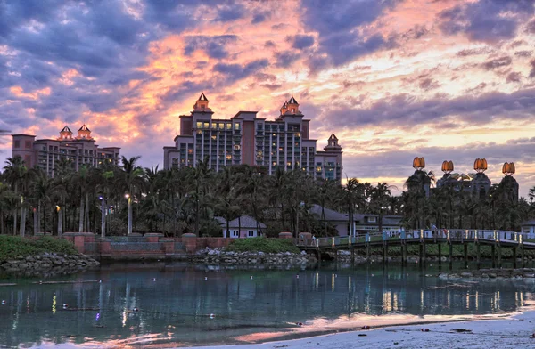 Bewolkt zonsondergang in het Atlantis hotel, op Paradise Island, Bahamas — Stockfoto