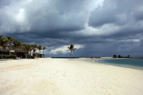 Sunny beach, dark clouds and turquoise water. Paradise Island, Bahamas — Stock Photo, Image