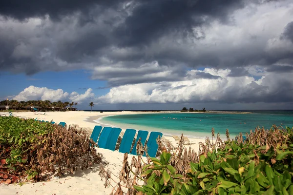 Zonnige strand, donkere wolken en turkoois water. Paradise Island, Bahamas — Stockfoto