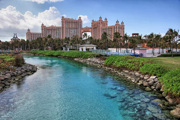 Zon, blauwe hemel en puffy wolken in het Atlantis hotel, Paradise Island, Bahamas — Stockfoto