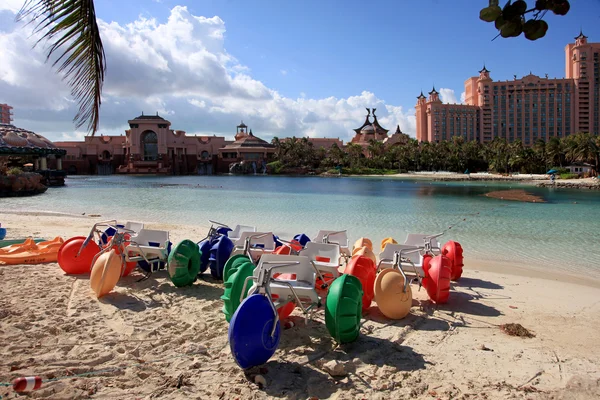 Zon, blauwe hemel en puffy wolken in het Atlantis hotel, Paradise Island, Bahamas — Stockfoto