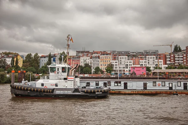 曇りの日にダウンタウンのハンブルク.船の水路に渡す. — ストック写真