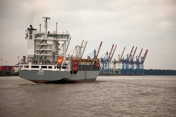 Porto de Hamburgo. Navios de transporte em um dia nublado . — Fotografia de Stock