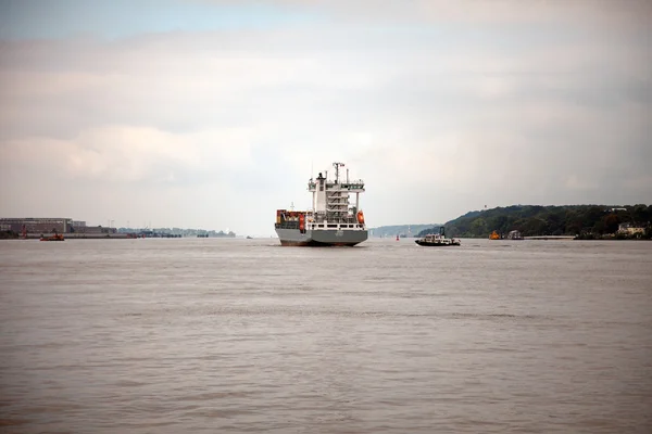 Portu Hamburg. Statkach żeglugi w pochmurny dzień. — Zdjęcie stockowe