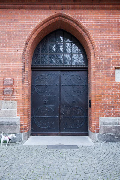 Puerta de entrada a la iglesia en Lubeck, Alemania — Foto de Stock