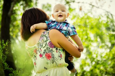 Parkta onun küçük oğlu olan kadın