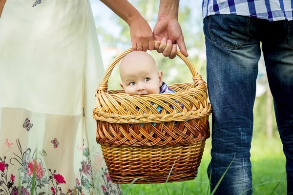 Adam ve küçük çocuk sepetle tutan kadın