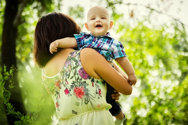 Parkta onun küçük oğlu olan kadın