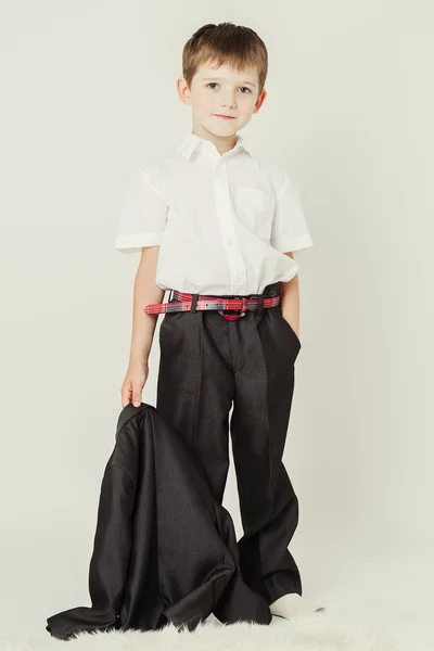 bir ceket elinde olan küçük çocuk