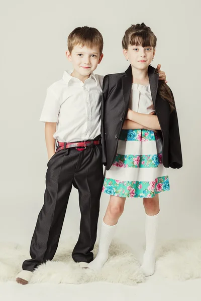 küçük çocuk omuz için kadın çocuk kucaklayan