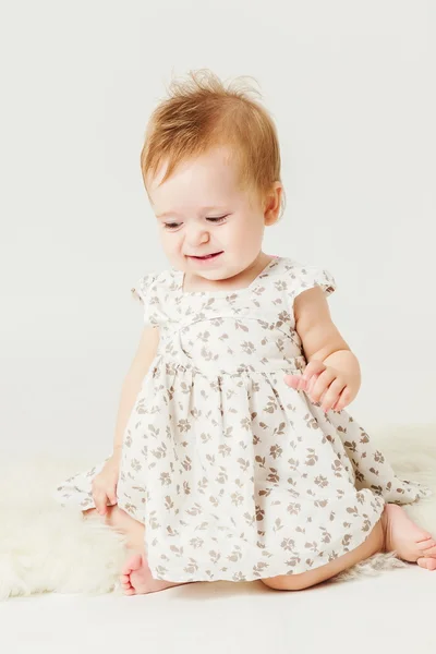 koyun giyim üzerine oturan küçük kız