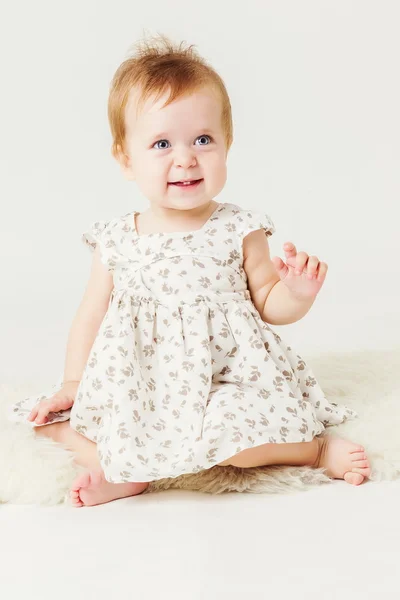 küçük kız gülümseyerek