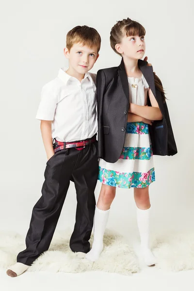 Beyaz gömlekli çocuk bir kız tarafından omuz hugs.