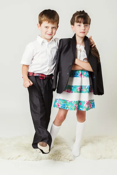 Beyaz gömlekli çocuk bir kız tarafından omuz hugs.