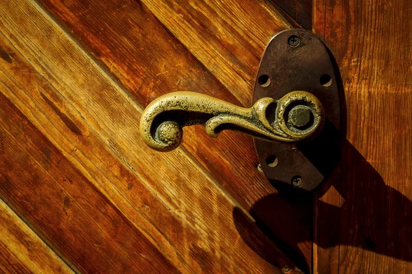 ahşap kapı üzerindeki eski bronz kolu