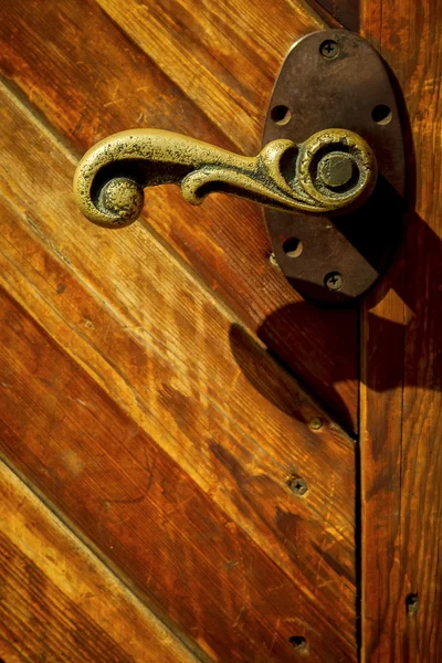 ahşap kapı üzerindeki eski bronz kolu