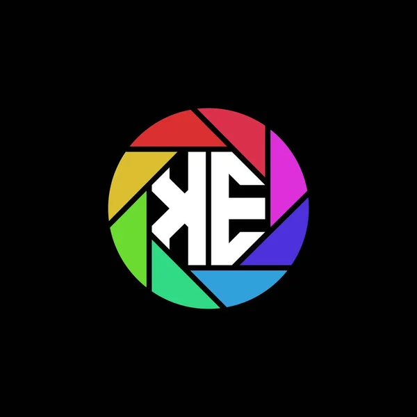 Логотип Letter Geometric Polygonal Lens Rainbow Circle Style — стоковый вектор