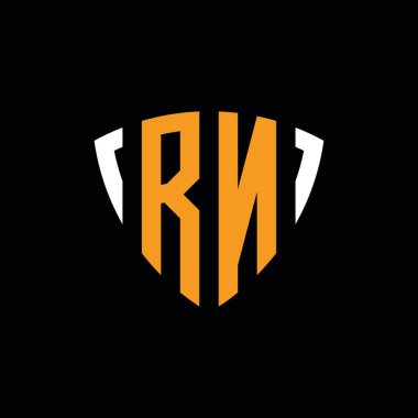 Siyah arkaplanda beyaz turuncu şekilli RN logosu izole edilmiş.