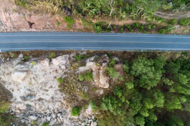 Yüksek dağ görüntüsünde asfalt yol eğrisi Yüksek açı görünümlü Drone tarafından