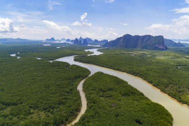 Hava aracı, Mangrove Ormanı 'ndaki güzel doğal manzara nehrinin ve Tayland' ın Phang nga bölgesindeki yüksek dağların muhteşem manzarasını çekti.