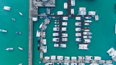 Yat ve yelkenli parkının havadan görüntüsü marina taşımacılığı ve seyahat arka planı konsepti