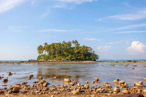 Piccola Isola Mare Tropicale Con Oceano Blu Cielo Blu Nuvole — Foto Stock