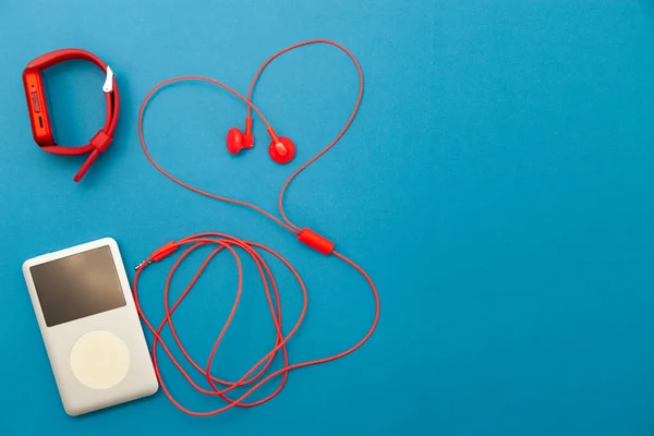 Gros Plan Des Écouteurs Rouges Avec Montre Sport Lecteur Musique — Photo