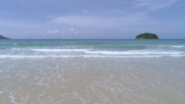 Tropikal kumlu sahilde uçan hava aracı görüntüsü ve Karon sahilindeki beyaz kumlu sahile vuran dalgalar Phuket Tayland